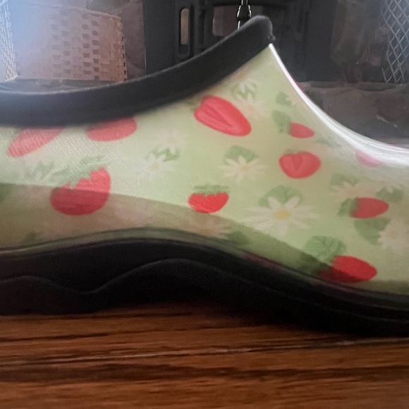 NWT Garden Shoes Women's Sz 8 Ground Work Green Strawberry Clogs easy cleaning - Picture 3 of 5
